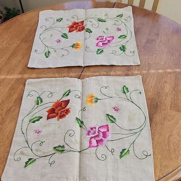 Vintage flower embroidered linen set of two pillow cases covers - Picture 5 of 7